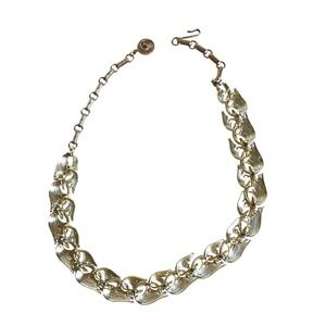 Vintage Lisner Gold Tone Textured Leaf Choker Necklace Mid Century Adjustable